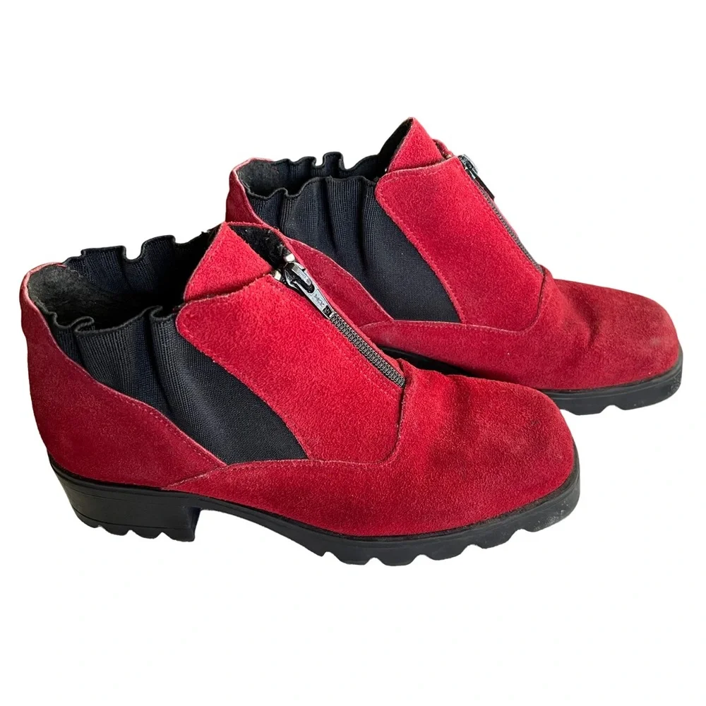 BARBO Red Suede ankle boot Booties with Front Zipper. Very Nice. Size 7